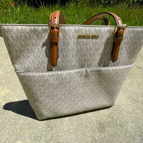 ⛔️SOLD⛔️Michael Kors Tote Bag - Picture 6 of 11